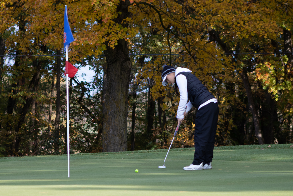 Rochester High’s Madison Yang putts during last season’s Lower Peninsula Division 1 Final at Bedford Valley.