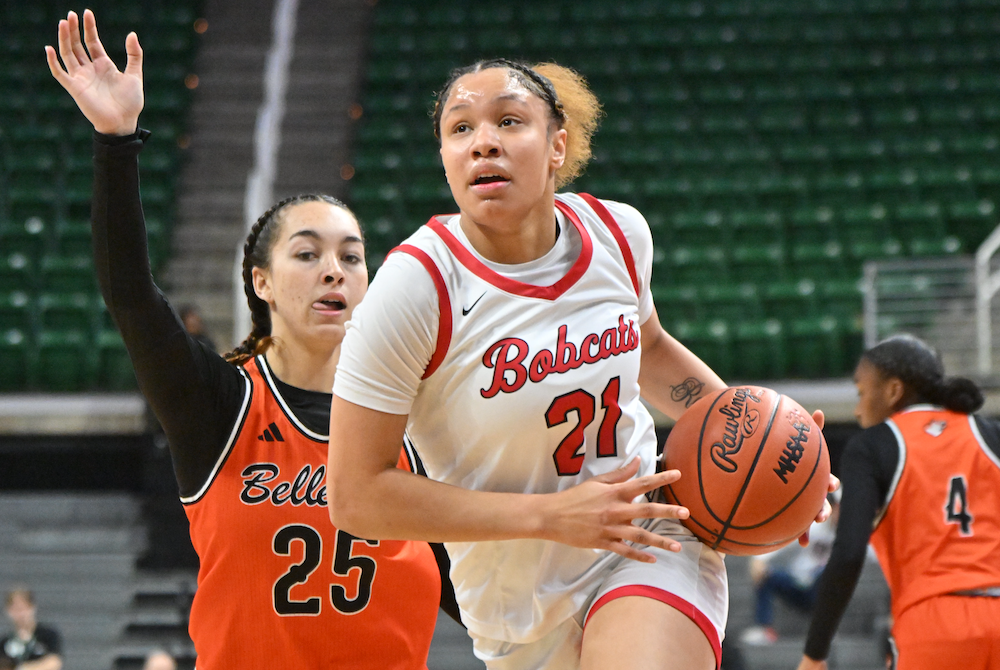 Grand Blanc’s Rayven McQueen (21) makes a move toward the basket during Friday’s first Division 1 Semifinal at Breslin Center.