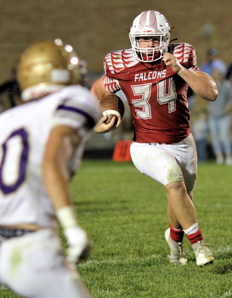 VandenBerg (34) carries the football during a 2023 regular-season home game against Schoolcraft.